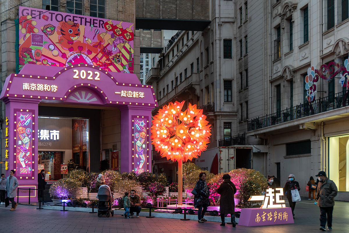 2022年1月12日,上海,南京路步行街七重天宾馆前,红色的蒲公英灯光装置