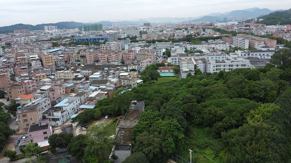 2021年10月15日,广东东莞,航拍清溪镇城市风光.