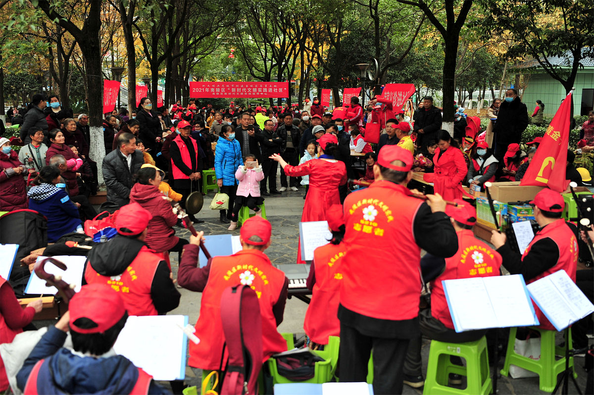 2021年12月12日,湖北省宜昌市夷陵区民间艺术团演员在"民俗文化进社区