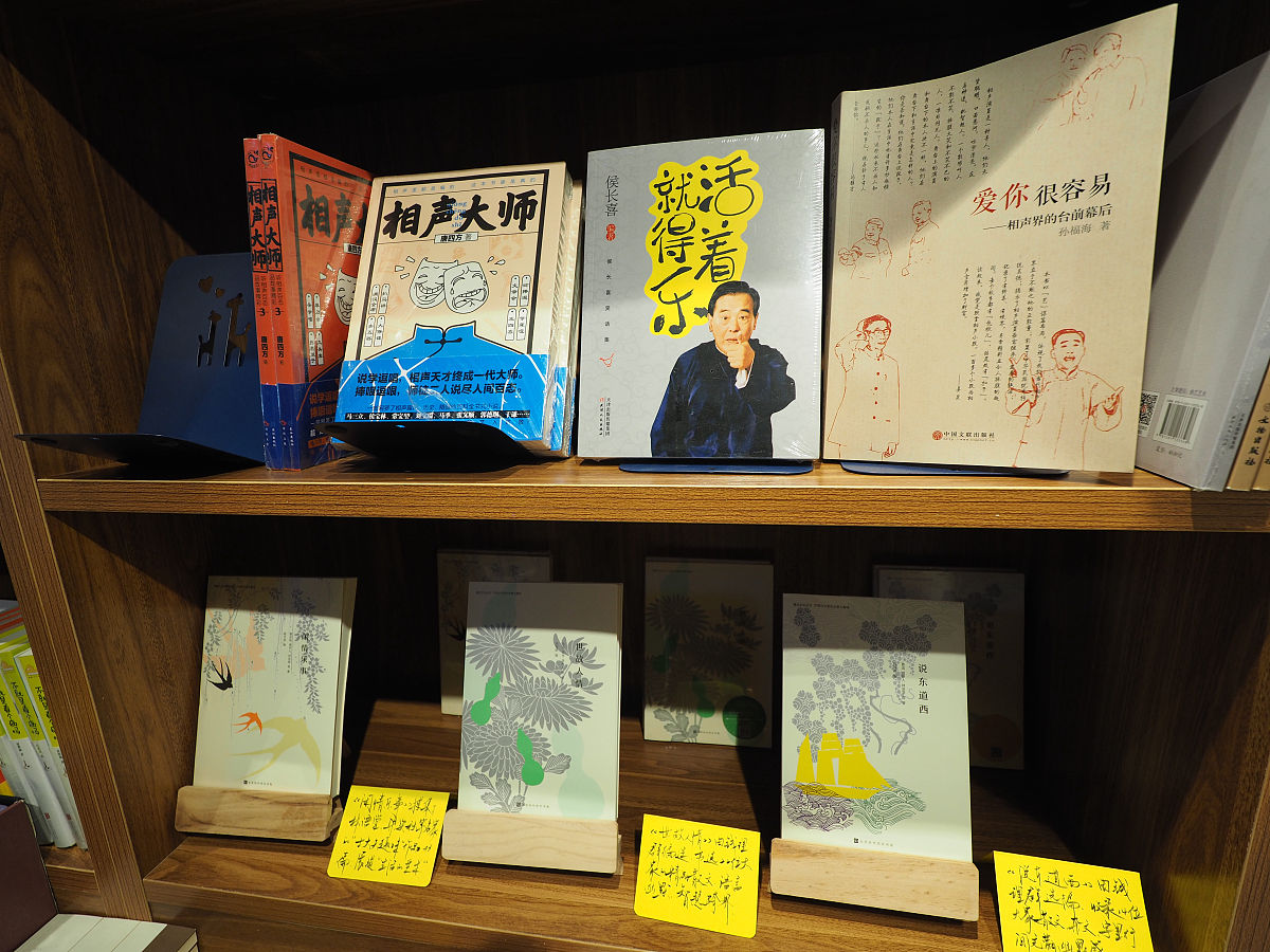 景山位于北京古城规划的中轴线上，虽然本身不高，但是位置非常重要，在中轴线上是最高的园林山体了，是由此你能联想出什么文创产品创意或者创意文案来？一定要符合现在年轻人呢的想法，比如现在已经有团队做了“我敬故宫一杯”这样的咖啡创意了。请多列举，我需要你的想法！