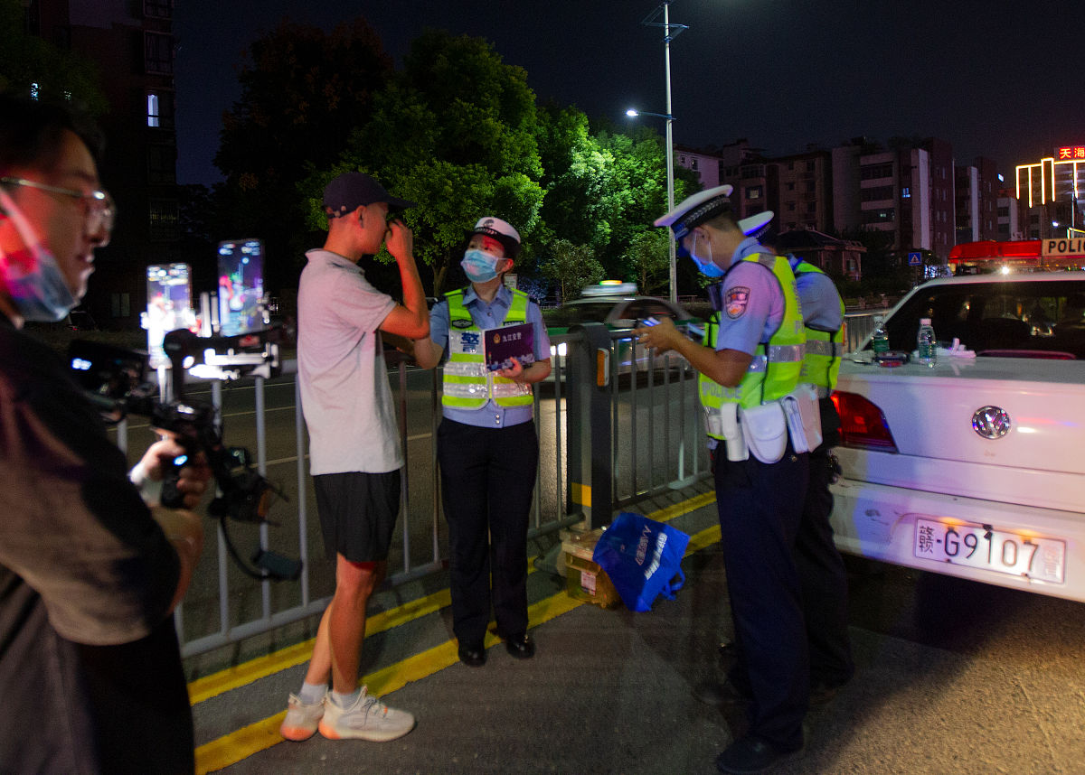 为按照全国公安机关夏季行动部署要求天门交警积极配合各部门秣兵历马、摩厉以须 对夏季行动作出了周密安排。此次整治行动将以夜查行动为重点同时严管两客一危一货等重点车辆严格查处三超一疲劳、酒驾醉驾、不按规定使用安全带等重点违法行为。夏季行动期间天门交警严查三超一疲劳、违反禁限行规定通行、不按规定使用安全带、酒驾醉驾等违法行为坚决打击违法违规行为为天门人民的夏季出行保驾护航。起一个标题