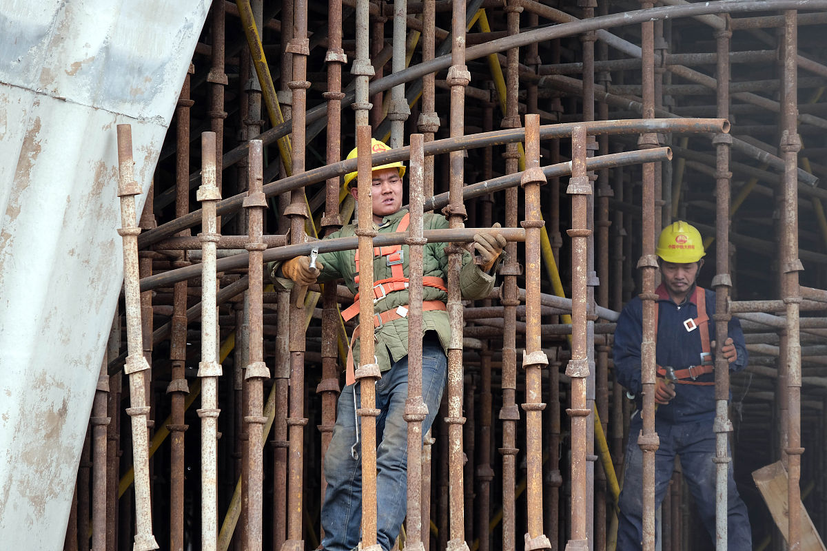 2019年3月12日,沈阳市,在沈辽路高架桥建设工地,施工人员正在进行作业