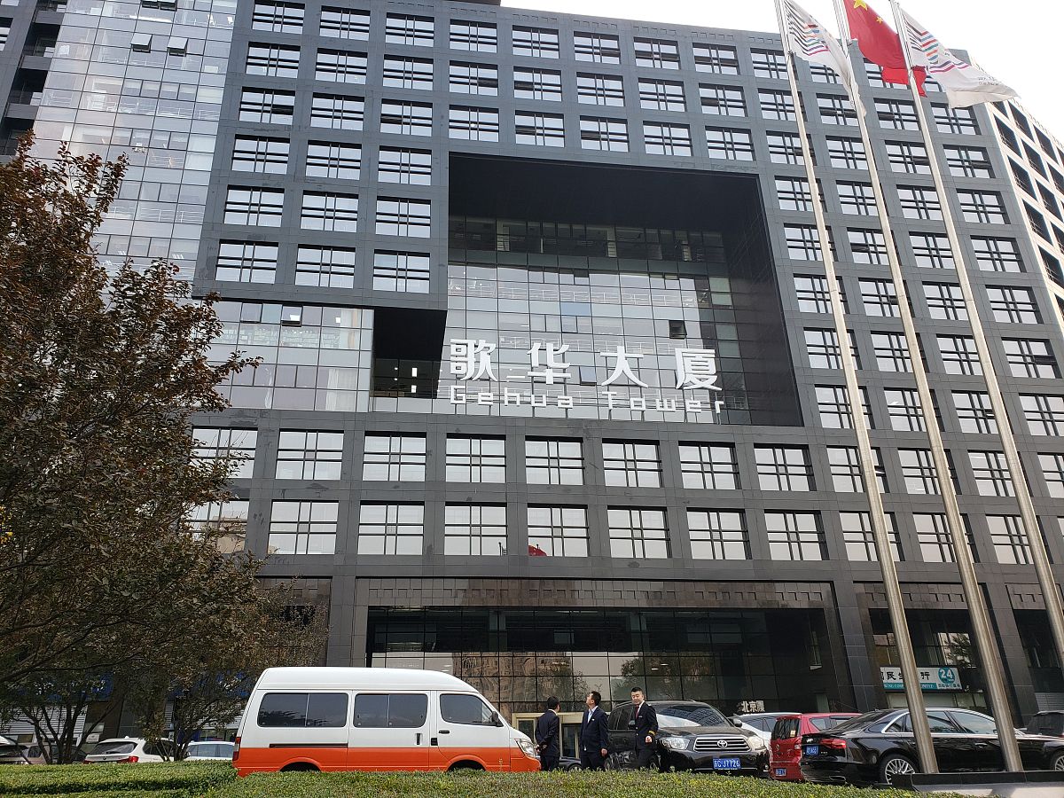 请以我和我的设计院为题写一篇1500字左右的文章内容充实我的单位是承德市建筑设计研究院有限公司工作一年半时间从事城乡规划专业内部氛围融洽工作环境优越专业人士非常多是我受益匪浅。专业素养高让我工作提升很大。公司成立70周年历史之久。