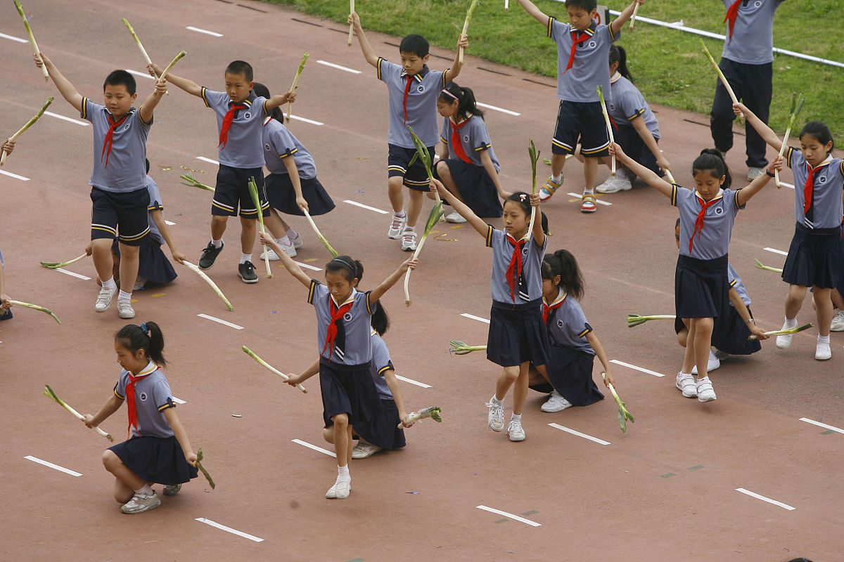 运动会“两人过独木桥”争议：规则与创新如何平衡？