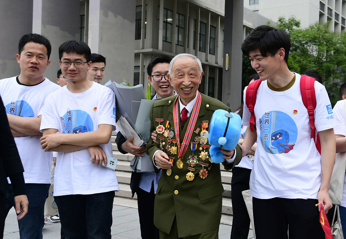 请帮我写一个可以在校园里拍摄的微电影剧本。