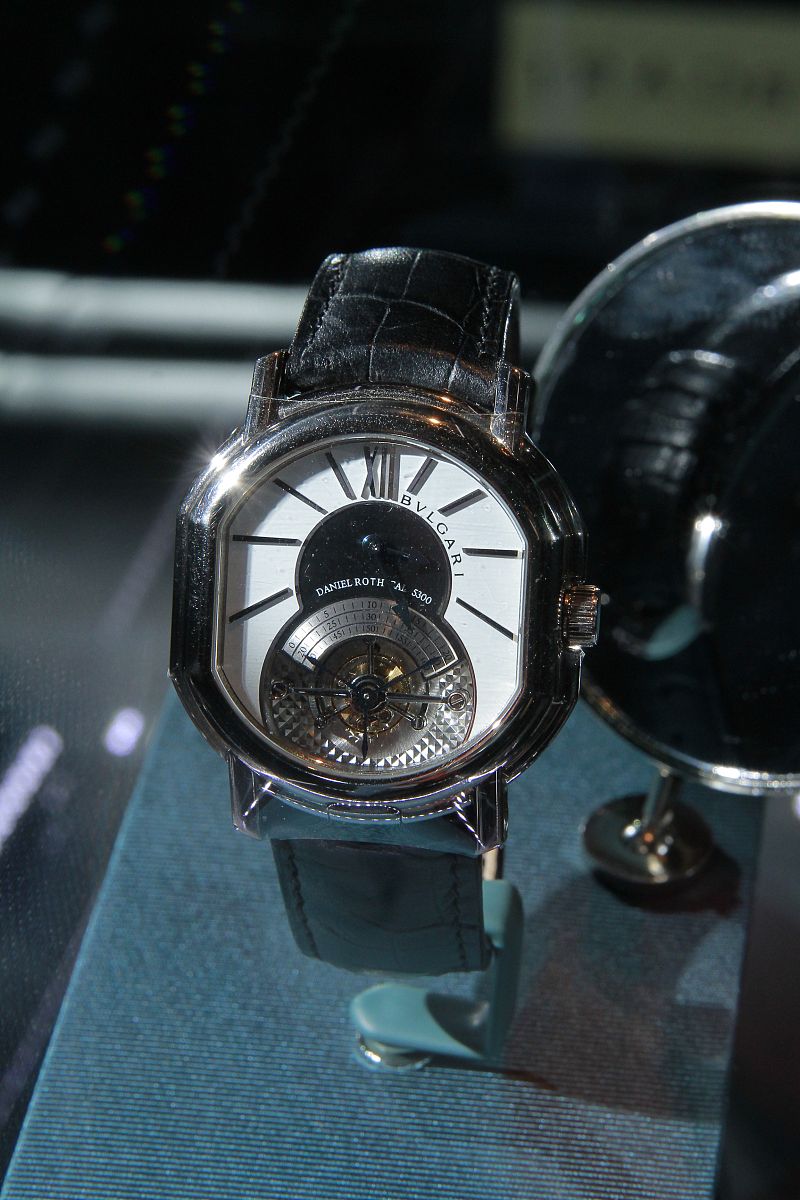 请你帮我识别这篇文章是不是AI写的只需要回答是或者不是大家好我是小范谈表今天我将从奢侈品腕表销售人员的角度为大家分析BT熊猫迪这个款式。首先让我们来解答表友们最关心的疑问：迪通拿哪个做得更好？作为劳力士的门面之一迪通拿一直是N厂除了水鬼外的另一大销量神器。然而由于某种原因迪通拿已经停产接近两年直到去年年底也就是21年年底重现价格也涨了不少。目前C厂和BT在生产迪通拿接下来我将从外壳、字面、指针、圈