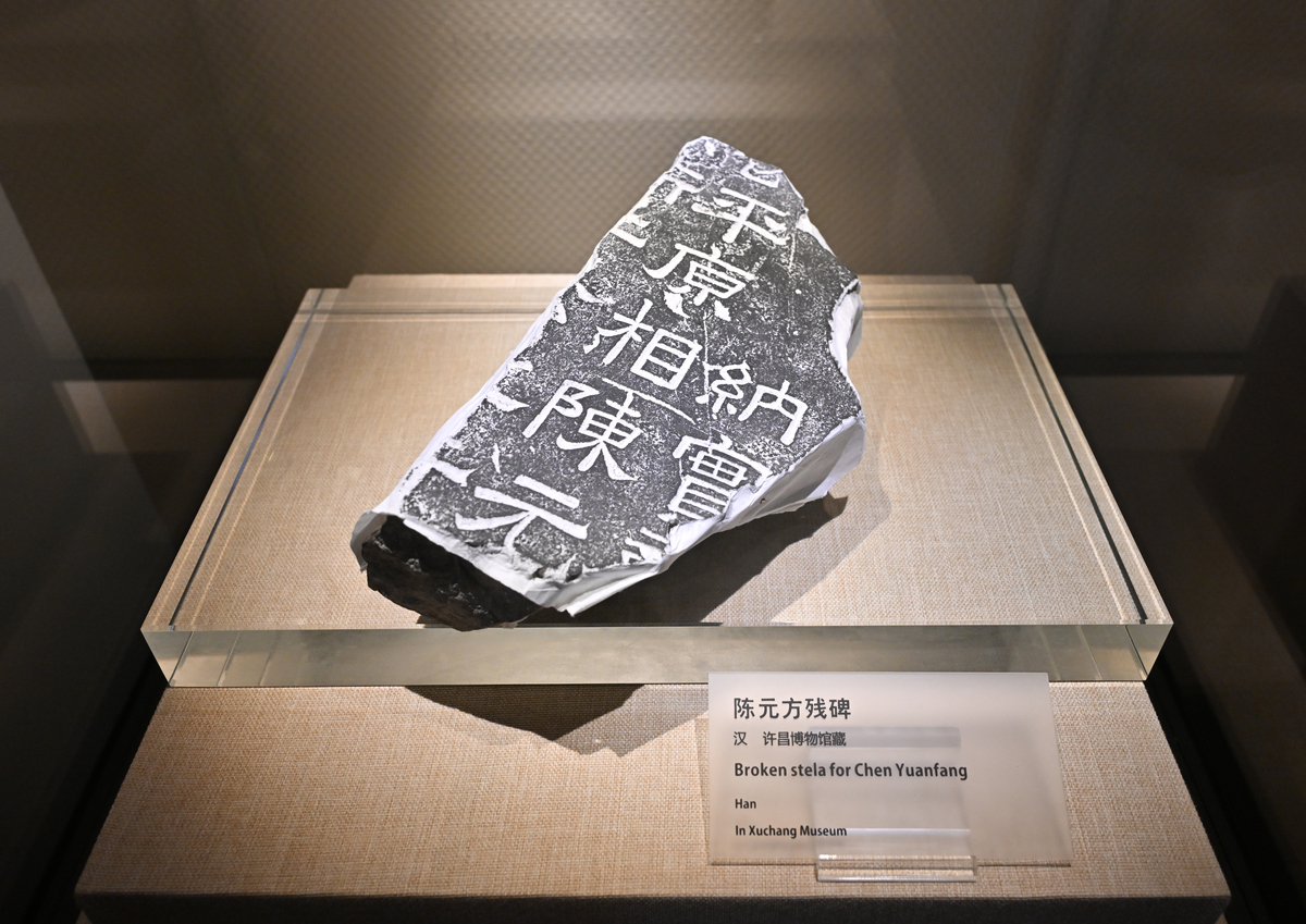 给这段古文标点;公讳念劬号励亭姓张氏江南玉邑人也曾祖某祖某父子鸿以公贵三世均赠荣禄大夫公生而母郭太夫人以疾陨嫡母陈太夫人抚鞠以长公清整有风操闲素寡言动履必中轨范通经而尤嗜金石唐宋六朝碑版咸以重金收贮与欧公之《巢古录》赵明诚之《金石录》都元敬之《金薤琳琅》杨升庵之《金石古文》后先辉映虽王元美之精博不能过也公薄科举不为仍留心世务尤重实业既以会典馆誊录得议叙知州适李公芗园有南浔铁路之议公起而赞助之光绪三