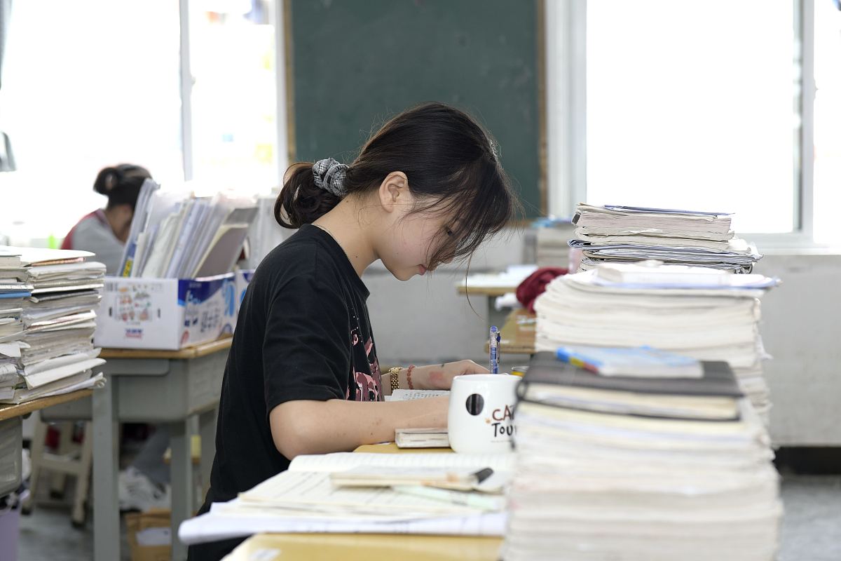2021年6月2日,贵州黔西南,安龙县第四中学高三毕业班的学生在教室里复
