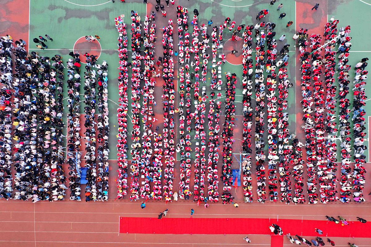 寻找学时代歌曲：汪峰演唱，歌词含'俯视大江河尾，滚滚东流去'