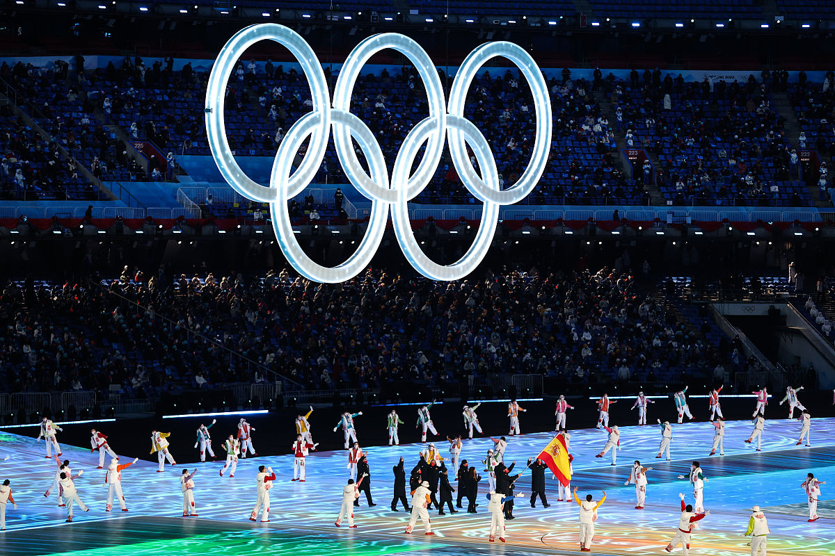 帮我完善一下下面的文章 北京中国的首都是一个历史悠久文化底蕴深厚的城市。它有着众多世界级的文化遗产如故宫天坛长城等等也有着现代化的高楼大厦和先进的交通设施。在2008年的北京奥运会和2022年的冬奥会后北京正式成为了双奥之城其双奥精神也已经成为了我们中国文化的重要组成部分成为了中国青年人的精神指南今天我们就要去到与双奥精神密切相关的两个地方体会背后的双奥精神。 首先是2008年北京奥运会的主要场