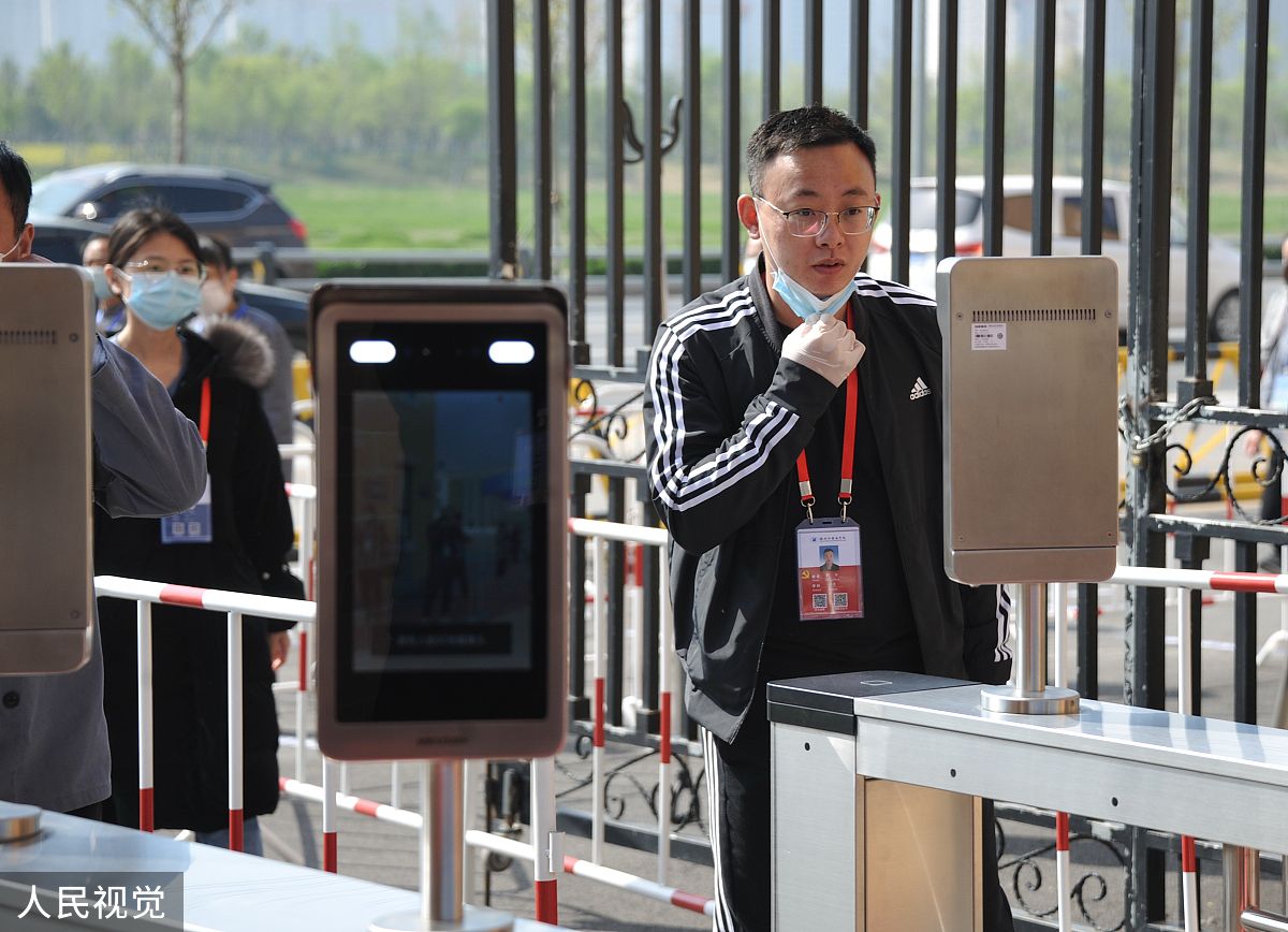 景区疏导机器人：人脸识别控制人流量，还你一段舒适假期