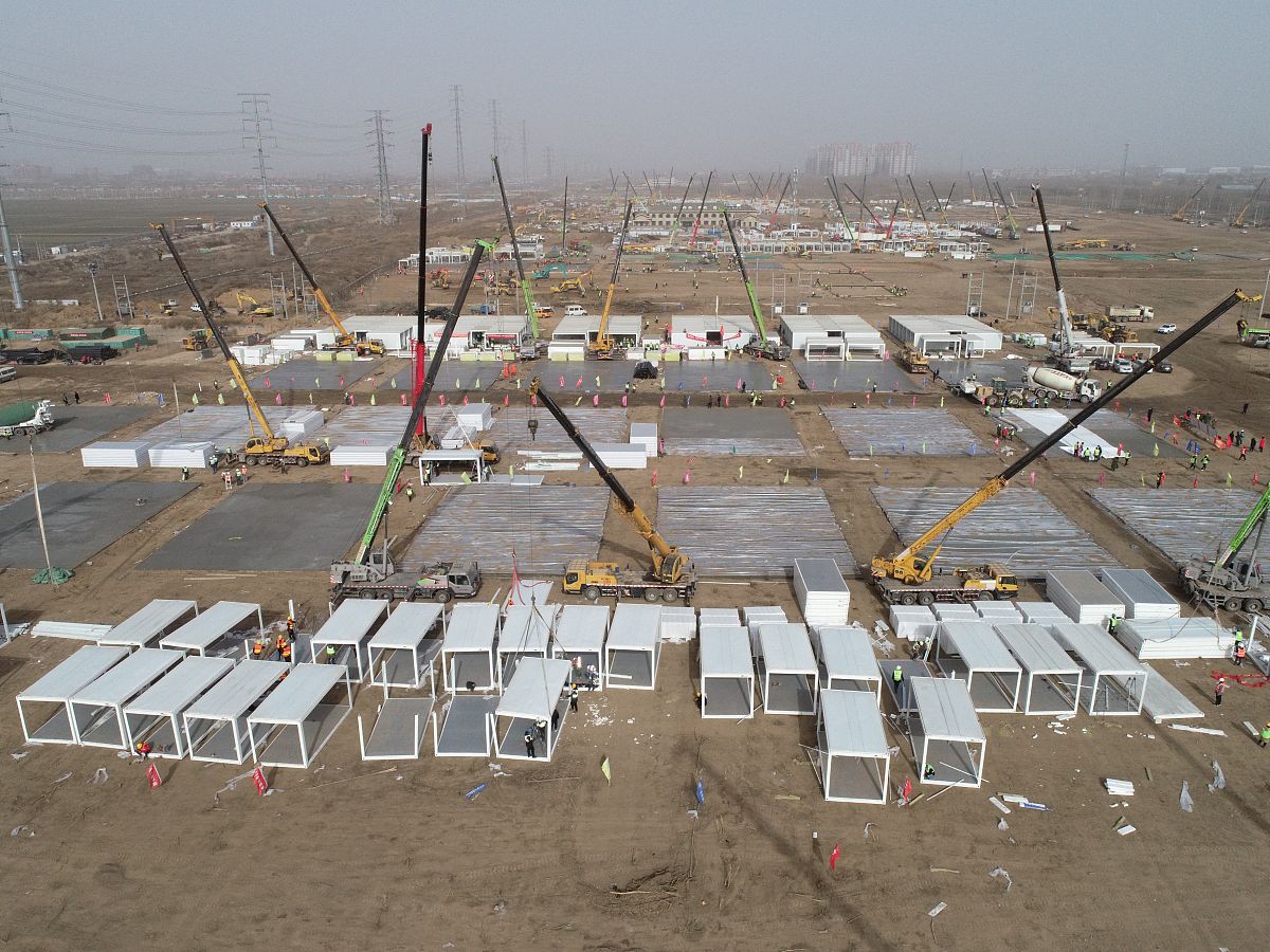 帮我书面化以下一段话由于厂区建筑多为无手续建筑至今未进行过防雷检测应委托有资质单位对厂区内防雷设施进行专项检查