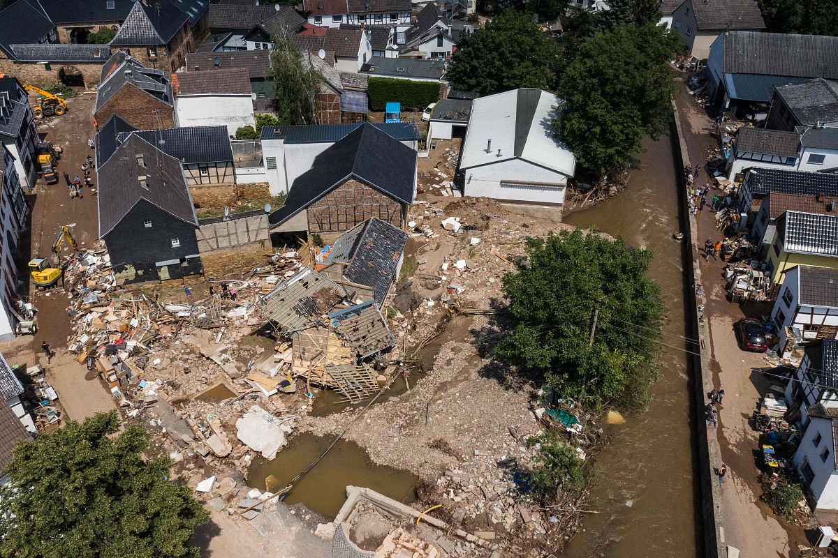 帮我通顺下面的语句：目前已经有众多学者对洪涝灾害链开展了研究