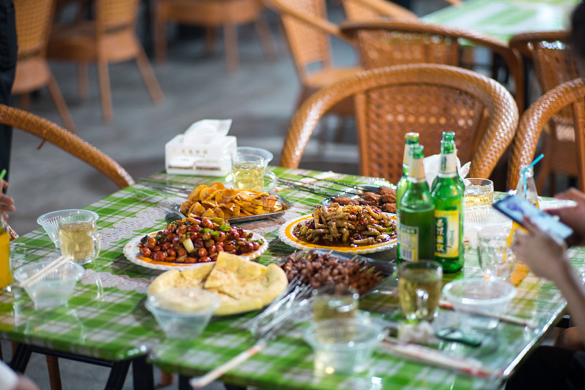 写700字带新标题的文章原文如下:近日云南西双版纳一家餐厅引发社会广泛关注。据报道今年4月至7月期间这家餐厅雇佣多名男性演员在餐厅内以嘴对嘴的喂食方式喂食消费者并做出舔杆等具有挑逗性的表演动作。此事已引起当地文旅部门的重视目前正在进行立案调查。 写700字带新标题的文章原文如下:近日云南西双版纳一家餐厅引发社会广泛关注。据报道今年4月至7月期间这家餐厅雇佣多名男性演员在餐厅内以嘴对嘴的喂食方式喂食消费者并做出舔杆等具有挑逗性的表演动作。此事已引起当地文旅部门的重视目前正在进行立案调查。