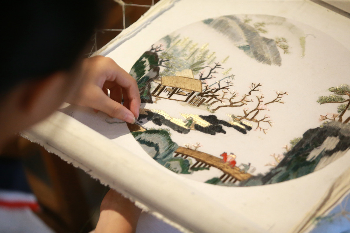 夸一下我校与中南大学联合宣传湘绣文化