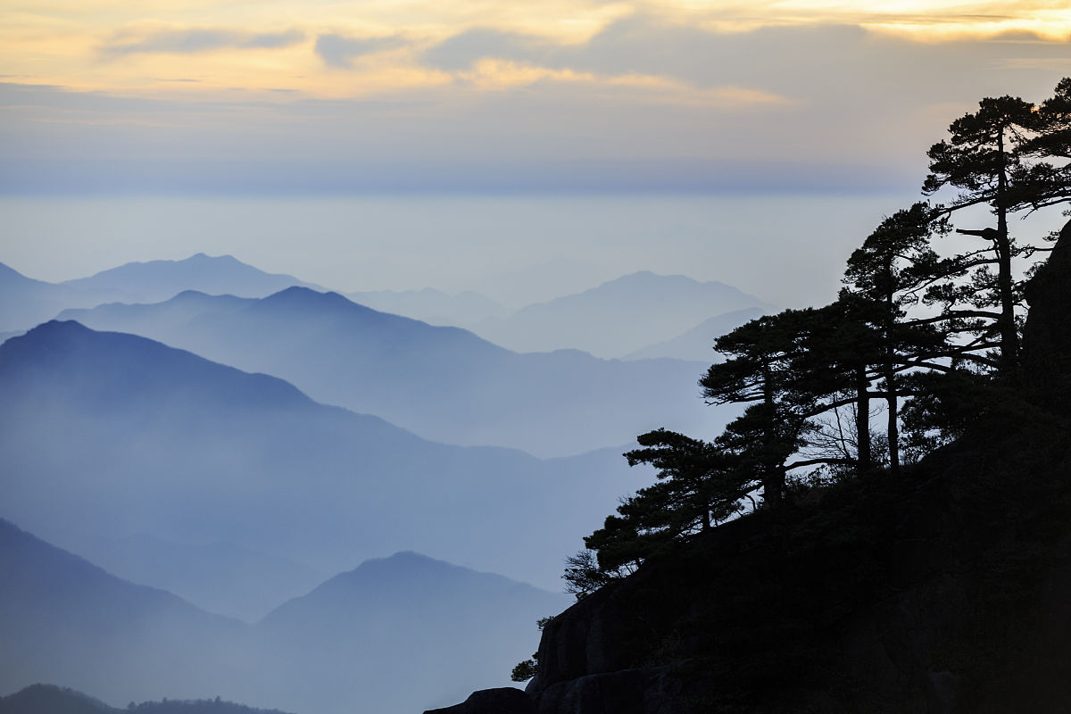 2019年3月4日傍晚,安徽黄山,在黄山之巅,远望外围山峦,迷雾笼罩的山峰