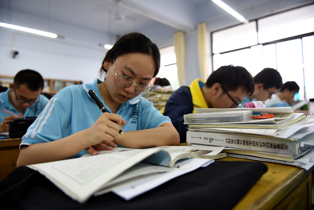 2019年6月5日,河北省张家口市宣化一中高三学生抓紧时间复习.