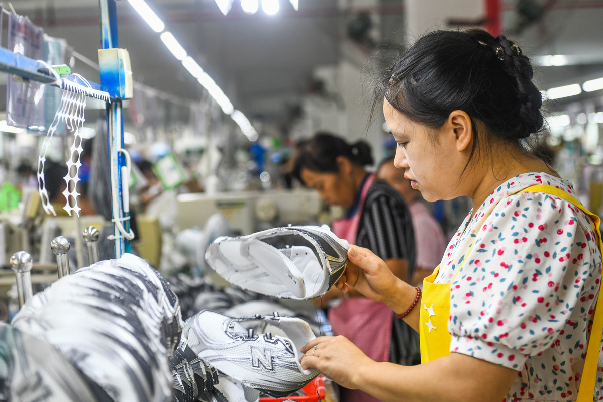 车间针车生产运动鞋、跑步鞋、板鞋介绍