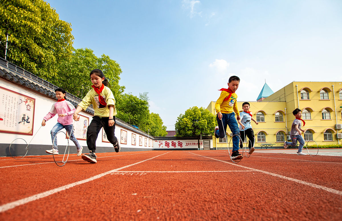 2020年5月27日,江苏省南通市海安高新区田庄小学的学生们正在大课间快