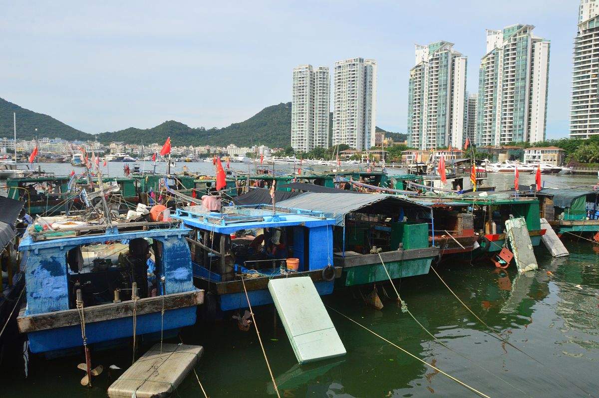 2021年10月12日,海南三亚 ,今年第18号台风"圆规"即将影响海南,赶回三