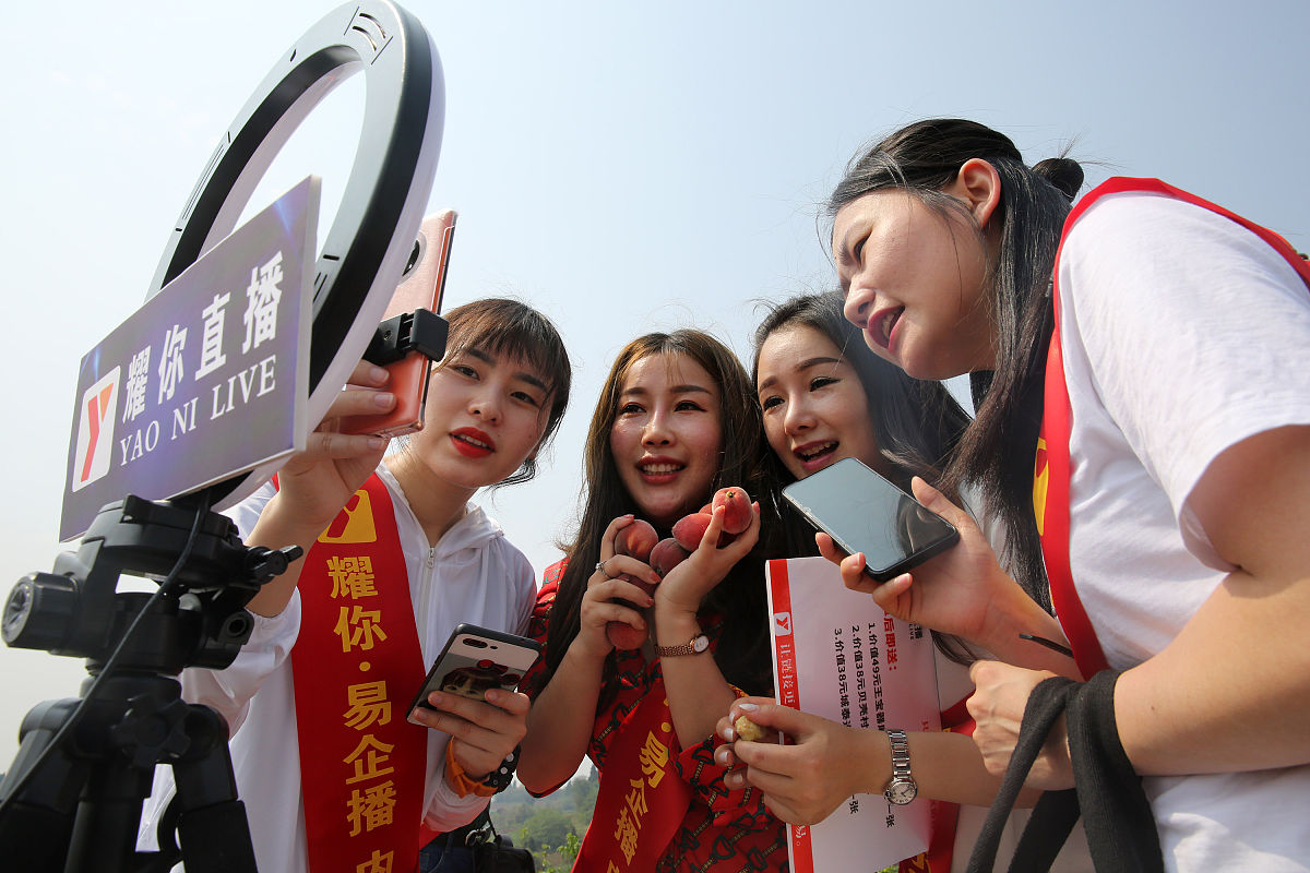 1、我没什么特长，我喜欢健身，但是并没有做的很好。 爱看别人玩游戏，自己并不怎么玩。2、我没什么可以提供给观众的价值，目前为止没有想到什么有用的价值。3、我的观众群体，我觉得还是得在我找到我真正可以做为主题去做的内容之后才能确定。4、我打算bilibili或者斗鱼。但是我觉得前期在斗鱼会很难做。 5、我目前拥有的就是手机，和pocket2 6、目前能想到的就是从零学XX 例如从零学吹萨克斯，从零学快板，从零学把脉。目前还没有任何拍摄思路。