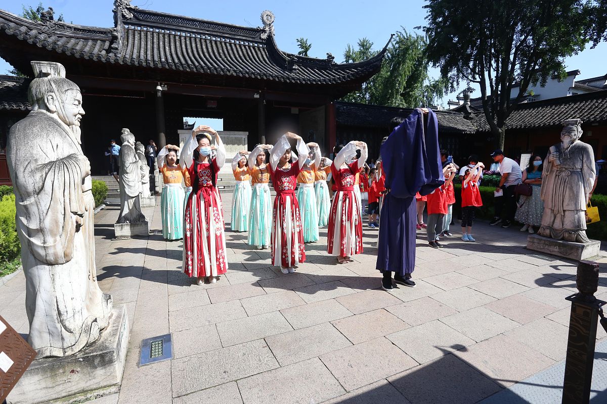 关于《后林改时期林业专业合作社发展问题及对策》的国外研究动态至少引用5篇核心期刊文献主要内容进行论述请注明作者名称不少于800字。