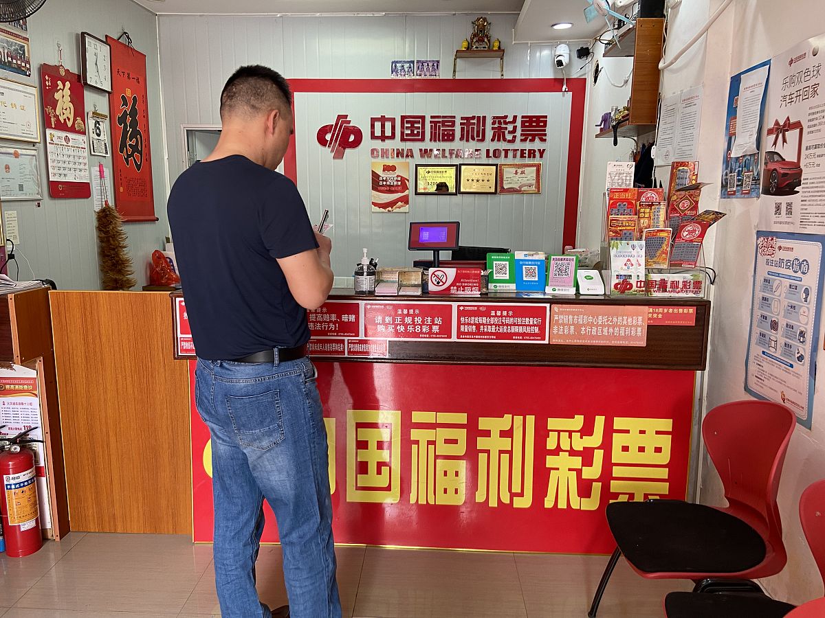 双色球是由6个红球号码和1个蓝球号码组成的彩票游戏。相邻差值是指在一组号码中相邻两个号码之间的差值。 例如假设一组双色球号码为：3 9 12 18 25 30 + 6。则相邻差值分别为： 9-3=6 12-9=3 18-12=6 25-18=7 30-25=5 因此这组双色球号码的相邻差值为：6 3 6 7 5。以此为例子总结双色球所以双色球相邻差值总结