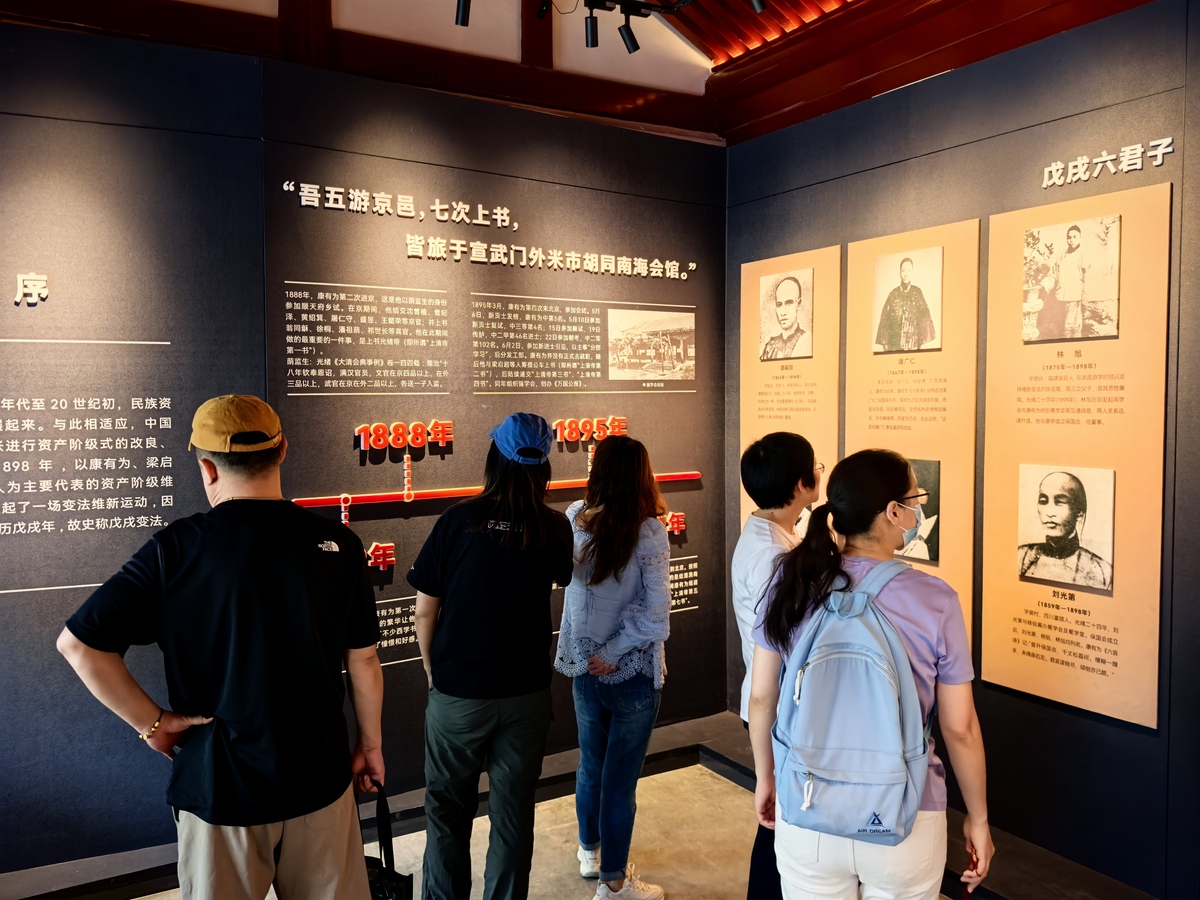 活动伊始在讲解员热情的指引下大家进入校史馆内部。映入眼帘的便是延边大学历代做出了杰出贡献的校长们的照片。在讲解员的生动介绍下这些人物在大家的心中的印象由朦胧变得清晰。深入馆内讲解员为同学们介绍了延边大学的办学理念：秉承求真、至善、融合的校训精神认真践行边缘觉醒质量为本突出特色学术立校的办学理念坚持从边缘走向中心团结奋斗锐意进取努力把学校建设成国外有一定影响、国内有重要地位具有鲜明民族特色的高水平综