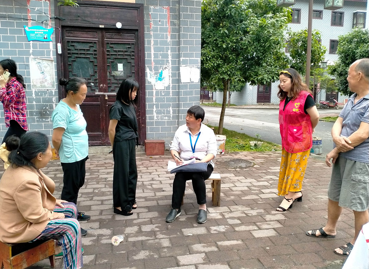 侨光学校和龙津街道办事处召开尊师重教的走访慰问活动