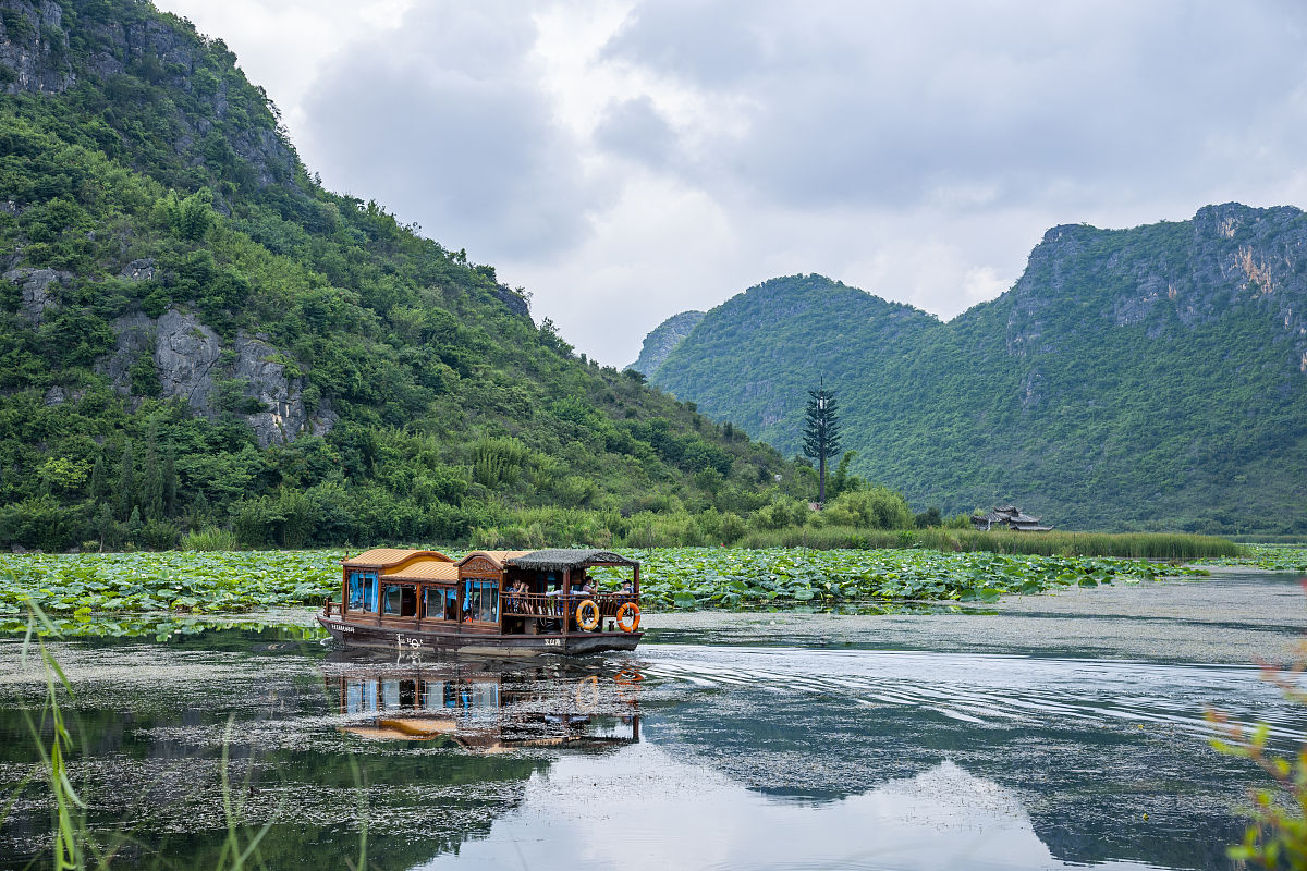 自驾游 一家三口 桃花 黄昏 丘北县小吃 普者黑景区 花海 三生三世附近仙人洞景区骑水牛的的人 米线 炸猪皮 凉粉 价格优惠 麻椒鸡 烤鸭 手工雪糕 麦田 绿化带水果琵琶 写一篇视频文案