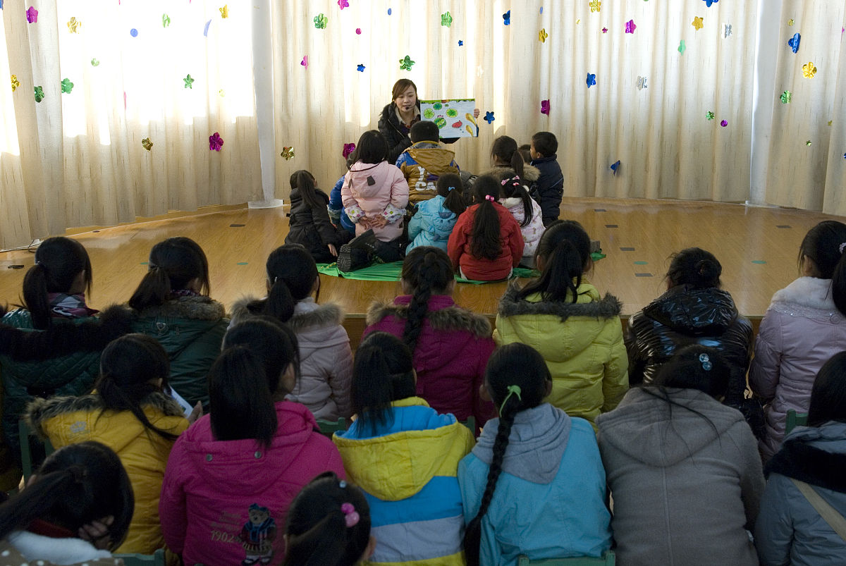 你现在的身份是文章参赛者请参照下述《秉持儿童为本 构建适宜课程》围绕幼儿园课堂教学进行拟题题目要有新颖性