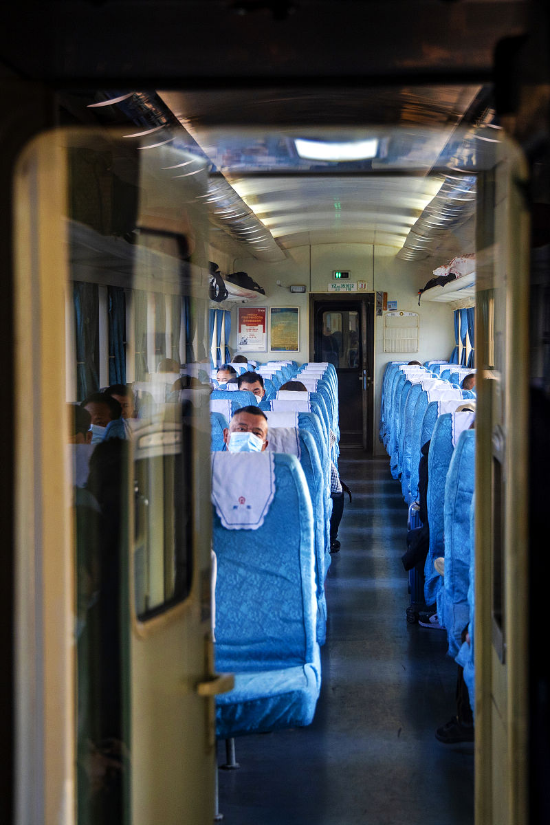 请不少于800汉字的博客文章语言要幽默风趣。主题是：新手坐高铁怎么找车厢第一次坐高铁找车厢程详细图解