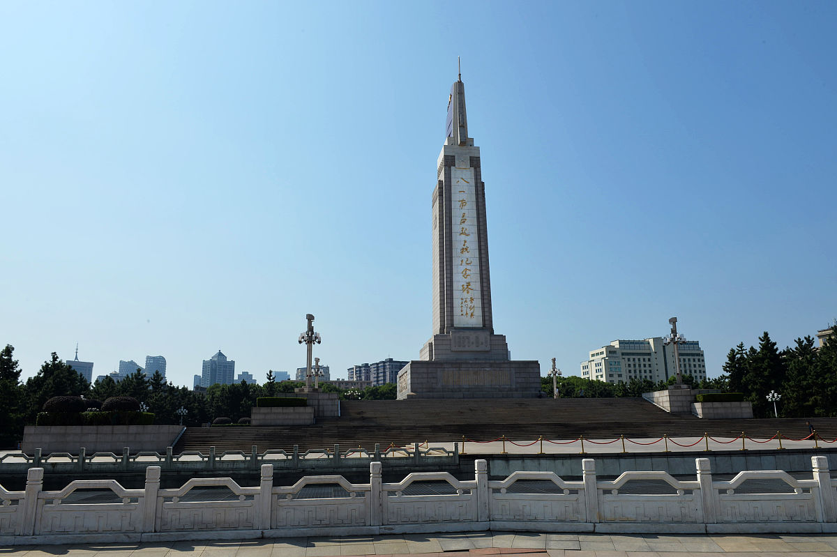 使用旅游博主的口吻写一篇800字探秘江西：一起来走遍南昌的最美景点！的文章