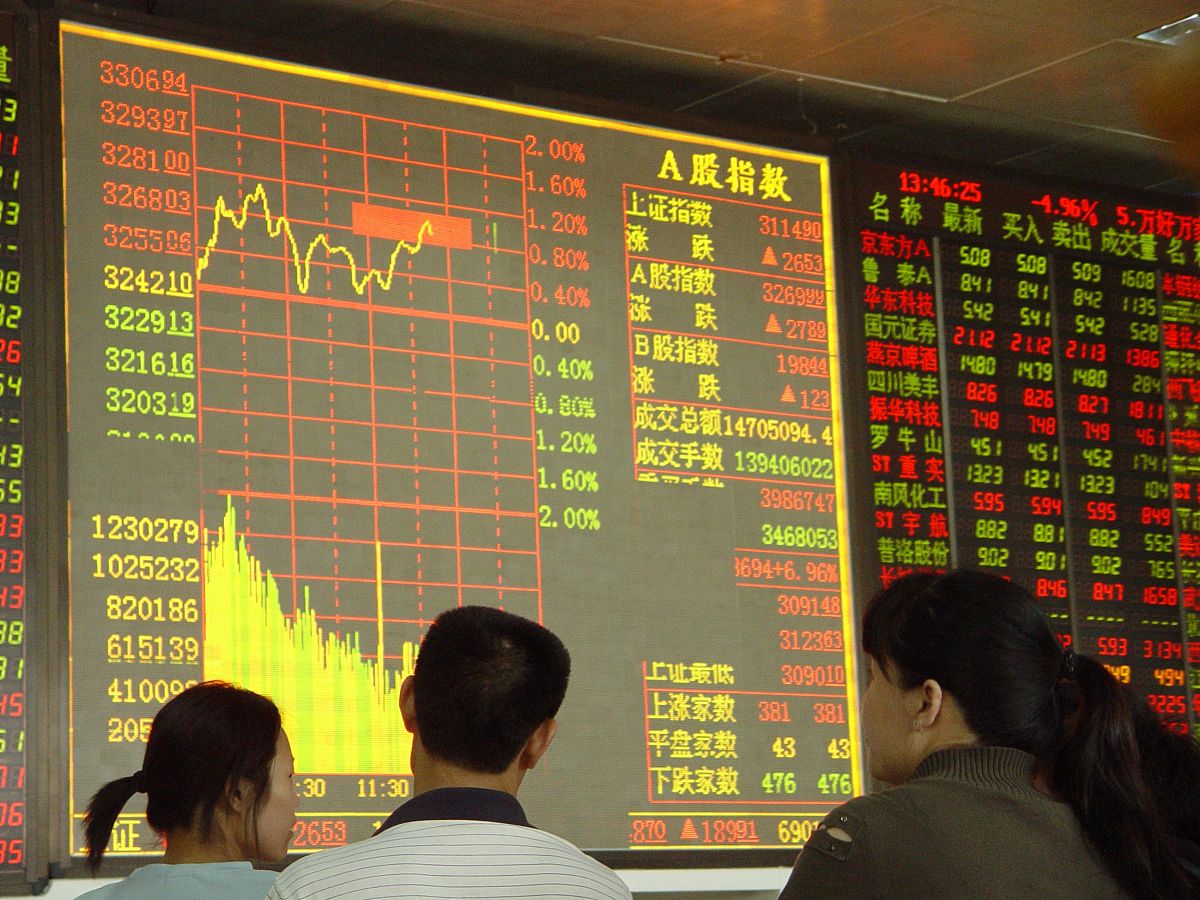 2009年7月6日,投资者在海南省海口市一家证券营业部关注股市行情.