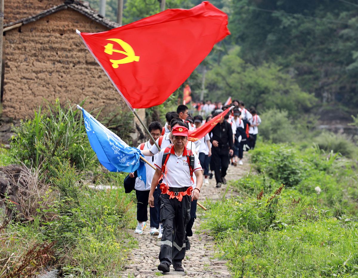 写一篇关于给农村小孩宣传井冈山精神的新闻稿