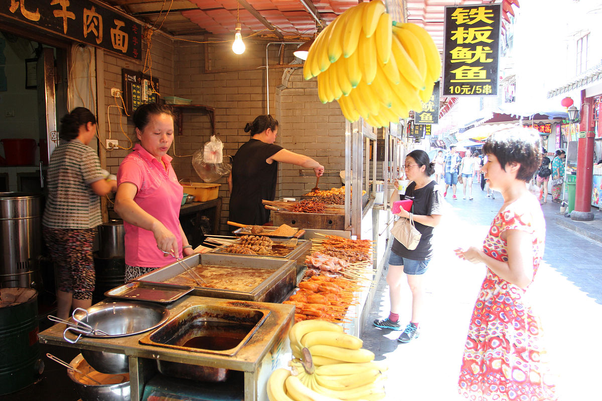 给我写一串300字林黛玉卖炸串的台本。