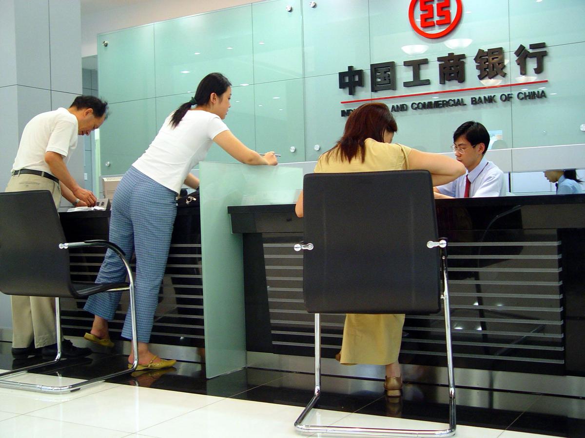 降低柜台 摆出皮椅  国有<strong>银行</strong>与顾客"平起平坐"