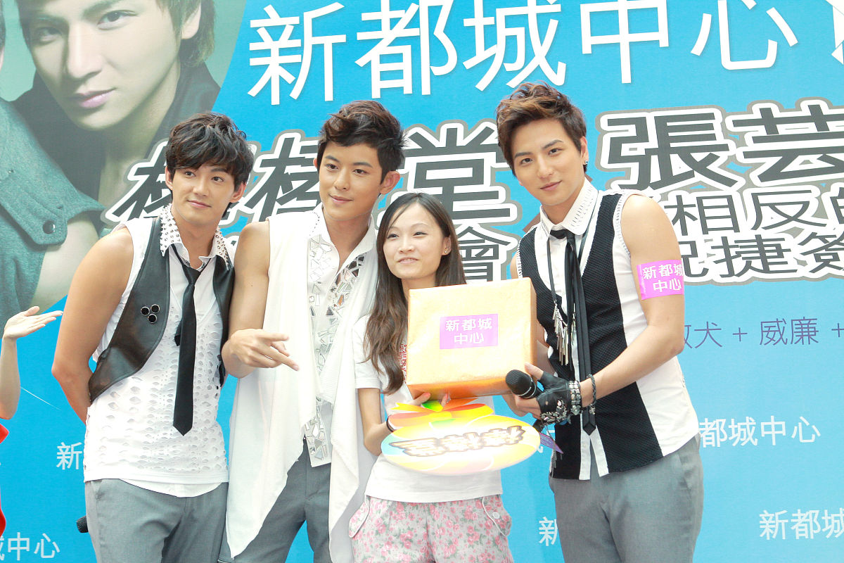 请以叶伟豪陈鑫瑜赵恩杰写一篇青春校园文