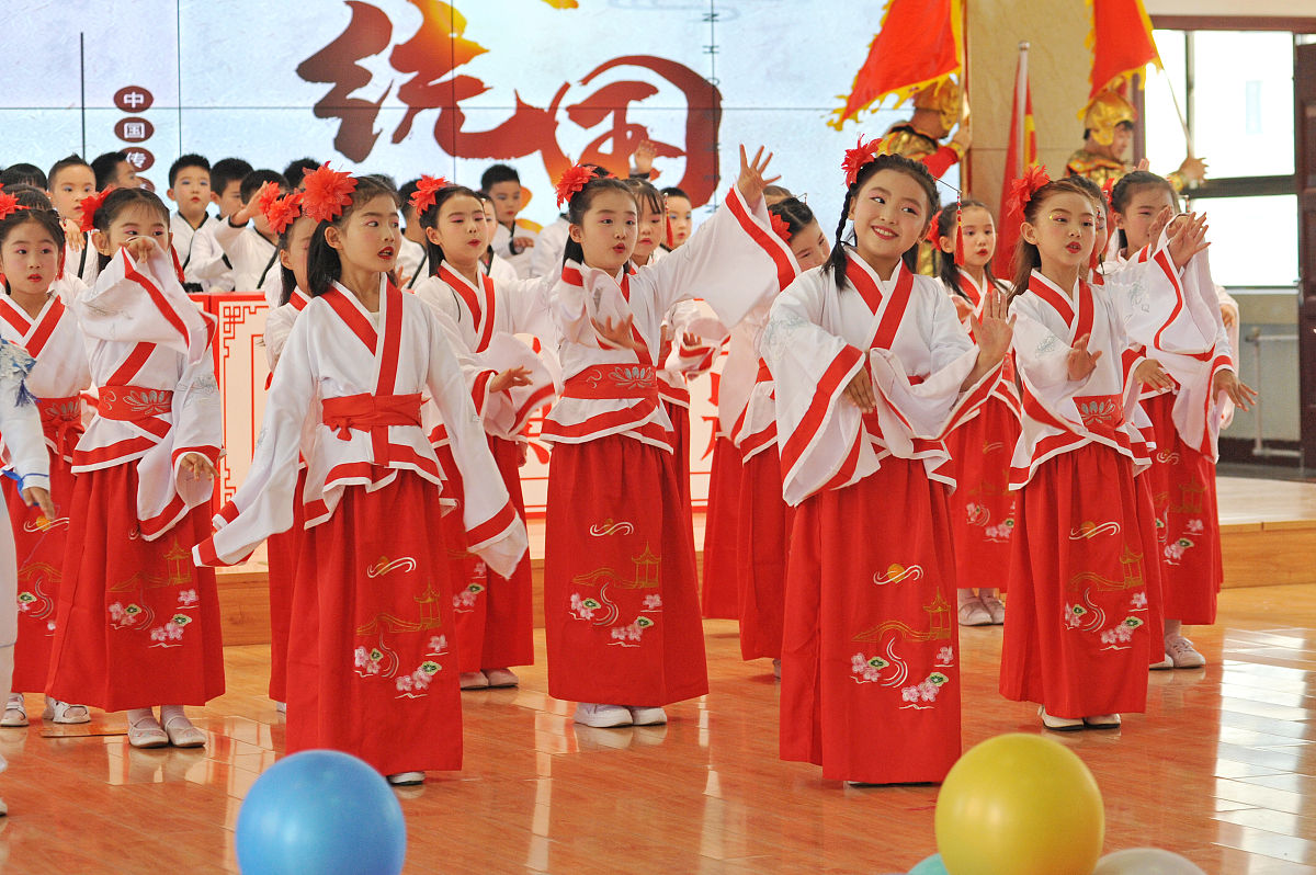 2020年5月29日,甘肃天水,建设路第二小学一年级一班的学生们身着传统