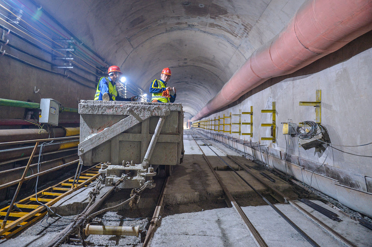 论述论文延安新区隧道工程地下防水施工问题及对策研究的研究目标写成一段话格式不少于500字。