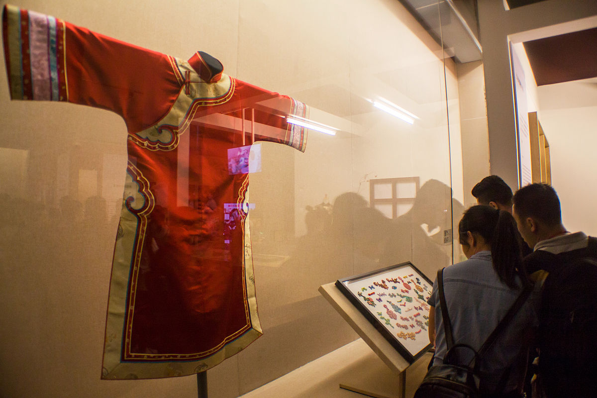 2018年4月24日,《百年时尚:香港长衫故事》在广东省博物馆展出.展出来