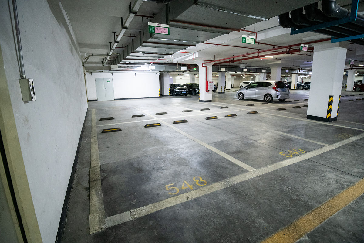 小区地上停车位和地下停车位造价多少钱一个？