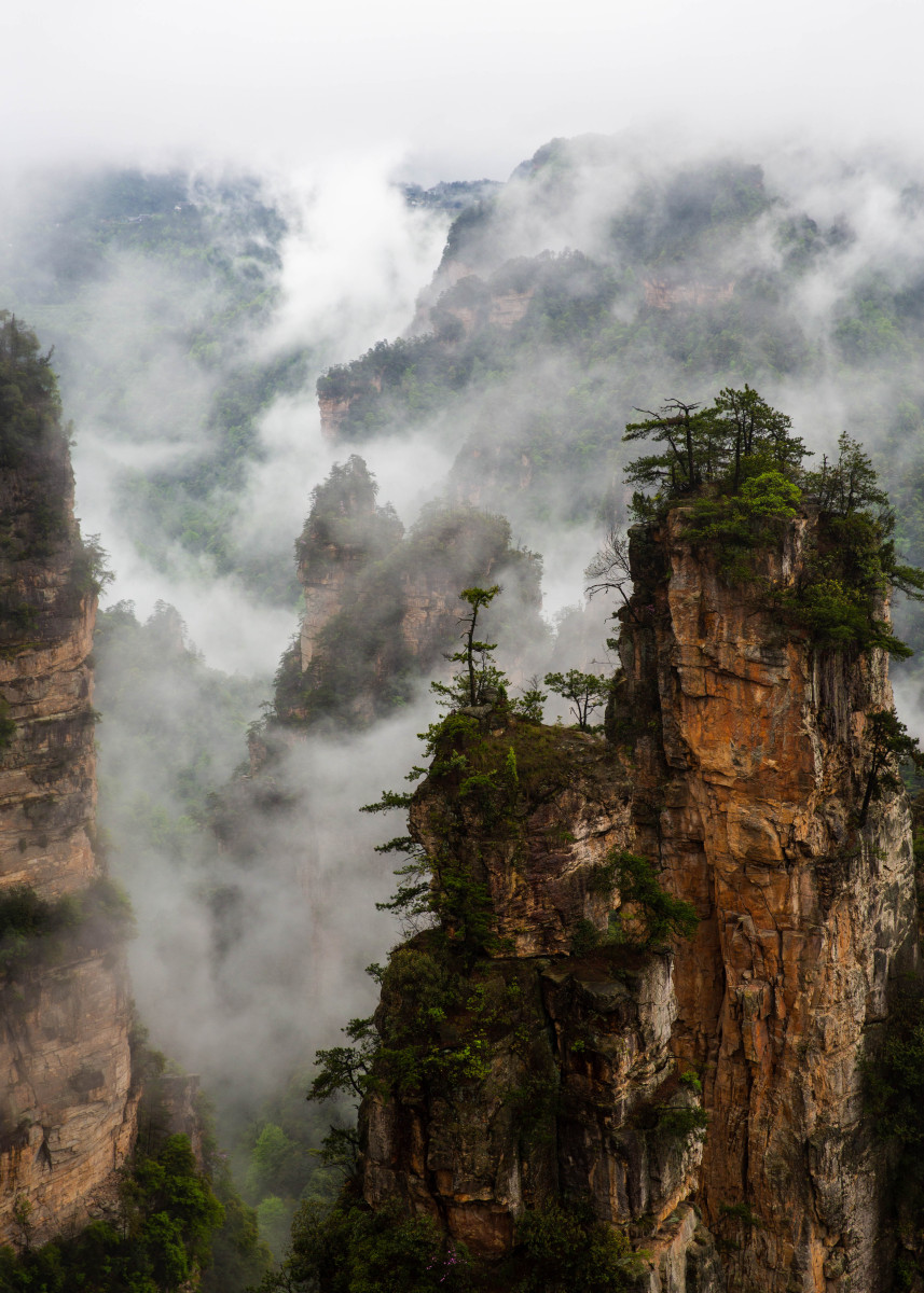 3.天门山以其穿山溶洞,盘山