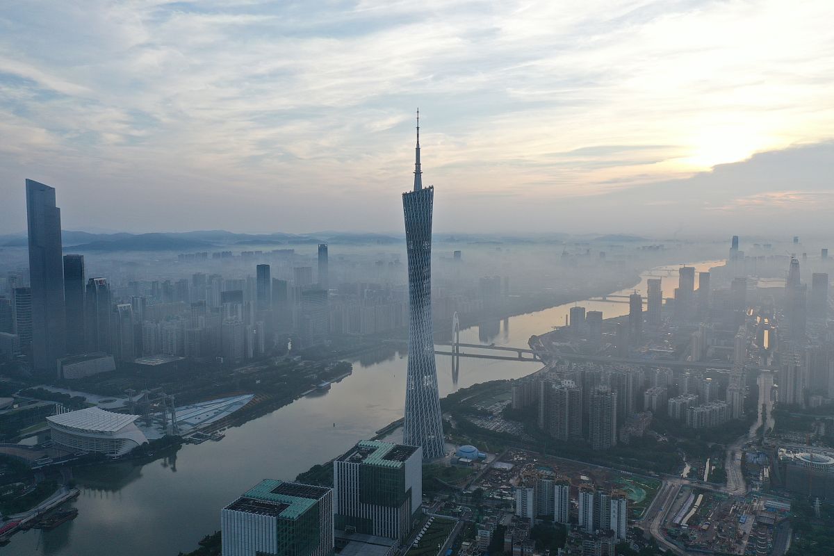 2020年9月13日,广州市区出现低空平流雾,广州塔,东西塔,白云山等高建