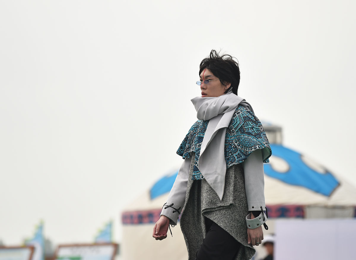 2021年7月10日,吉林松原,查干湖,独具地域特色的蒙古族服饰展.