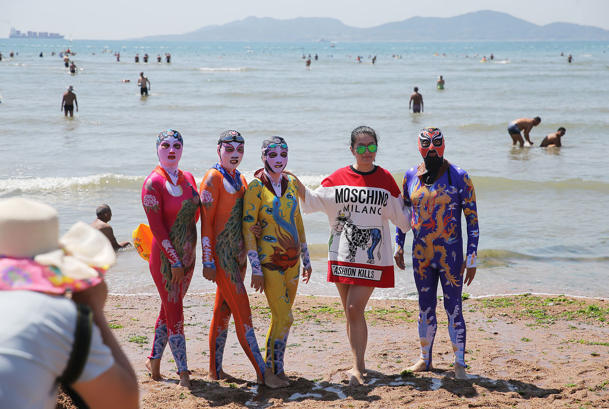 海边穿泳衣VS大街穿泳衣：文化、规范、环境和舒适度