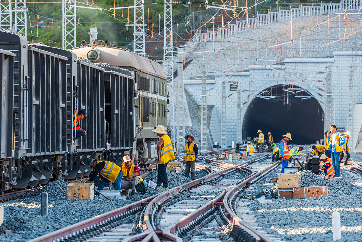 成都铁路局运输学校分享：严寒阻挡不住哈牡客专隧道的施工