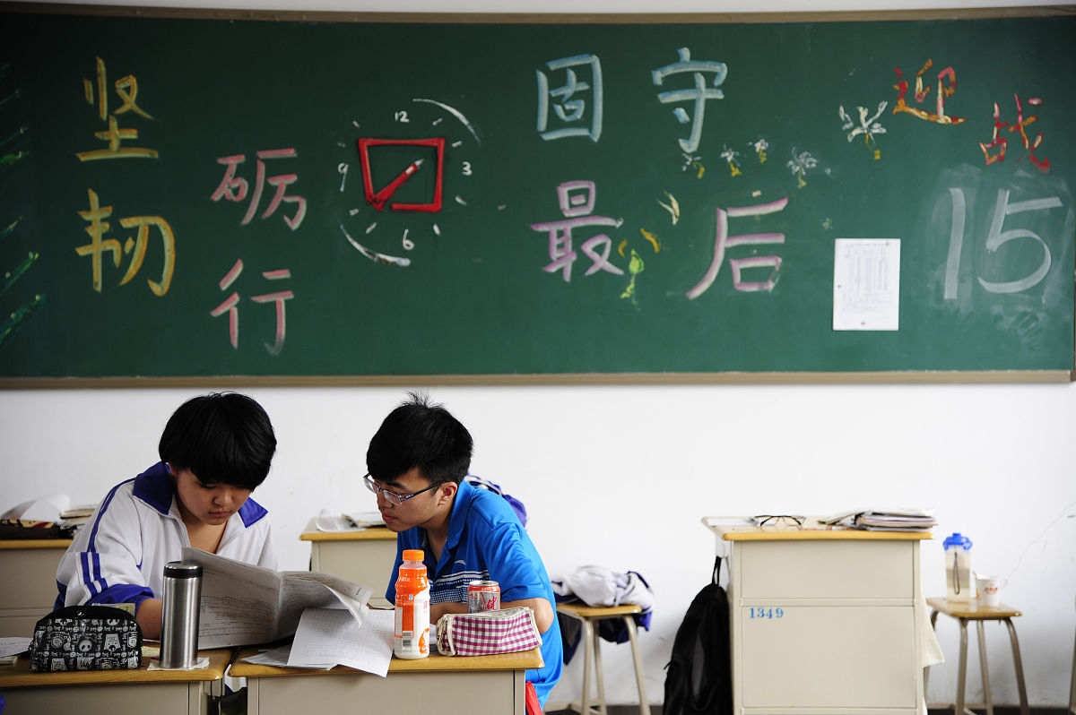 根据论文题目：新时代大学生劳动教育价值引领作用研究具体分析大学生劳动教育缺乏科学性和系统性的表现写一段话