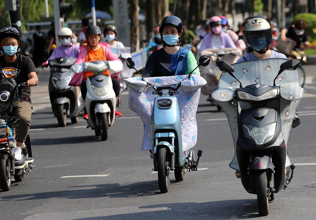 城市街道电动车流与多样头盔