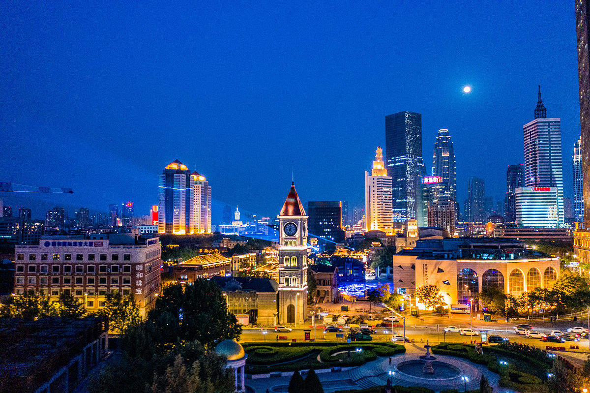 2021年4月26日,天津,改造后的意大利风情街夜景璀璨.